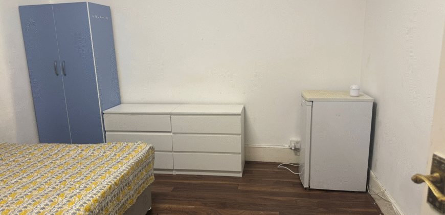 Double bedroom is available at IG1 1TT for £750 PCM