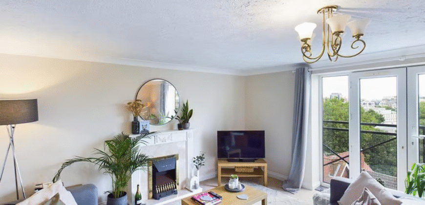 Modern Double Room Available in 2-Bedroom Flat