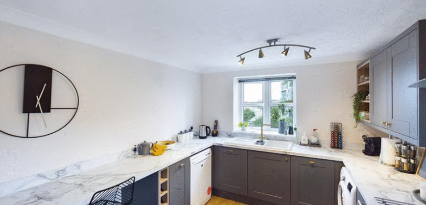 Modern Double Room Available in 2-Bedroom Flat