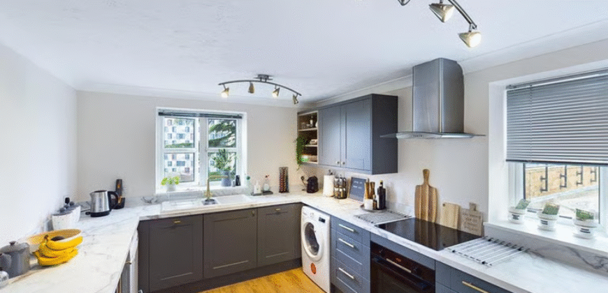 Modern Double Room Available in 2-Bedroom Flat