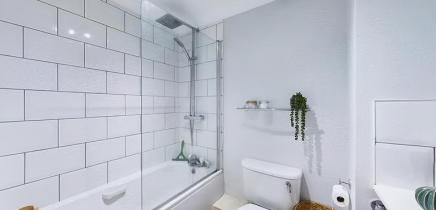 Modern Double Room Available in 2-Bedroom Flat