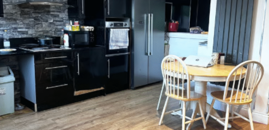 Bright Double Room Available – EH54 5AB