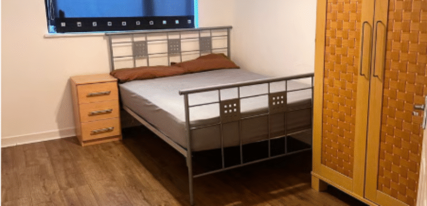 Bright Double Room Available – EH54 5AB