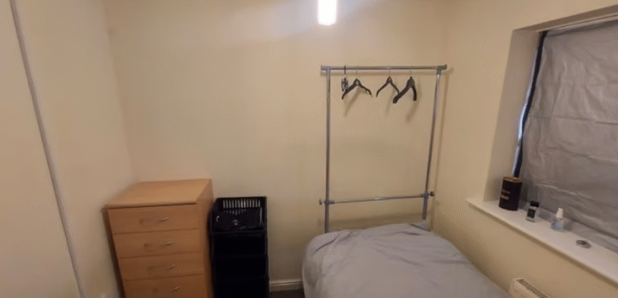 Spacious double room is available for Rent in a 3-bedroom House – Drake Avenue, Wythenshawe, Manchester, M22 1BT