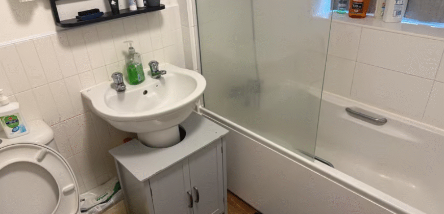 Spacious double room is available for Rent in a 3-bedroom House – Drake Avenue, Wythenshawe, Manchester, M22 1BT