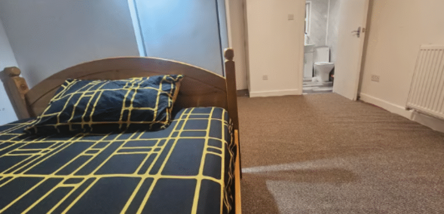 🌟 Beautiful Ensuite Double Room Available – ME5 7BJ 🌟