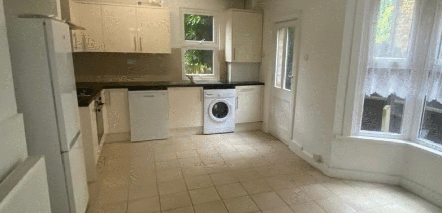 Spacious 4-Bedroom House to Rent in IG1 3LL – £2,950 PCM