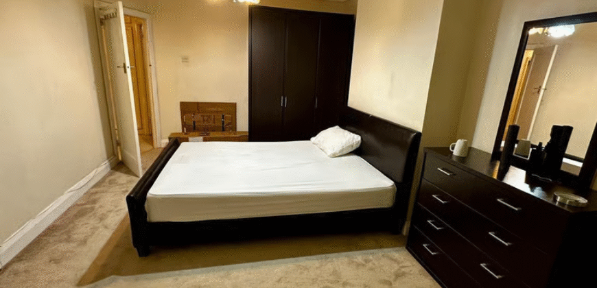 Fully Furnished Double Bedroom Available – Roding Lane South, Ilford (IG4 5PF)