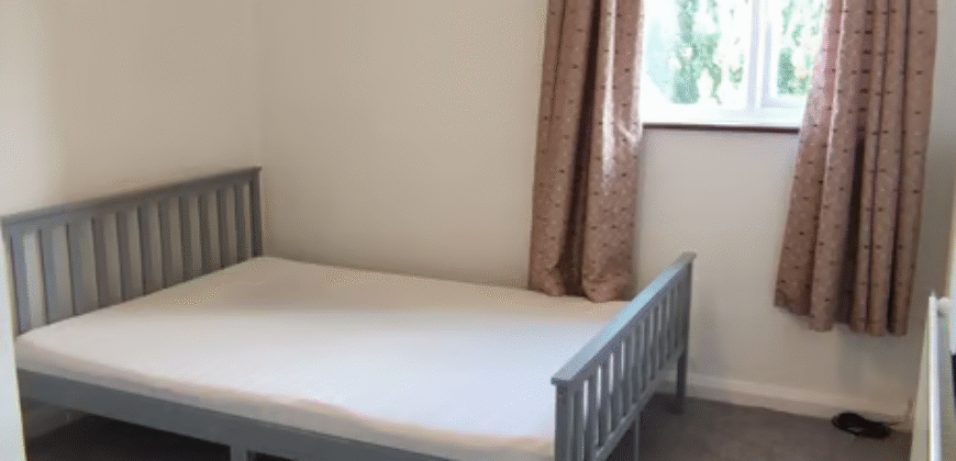 3-Bedroom Fully Furnished Home – IG6 2LW – £2,400 PCM