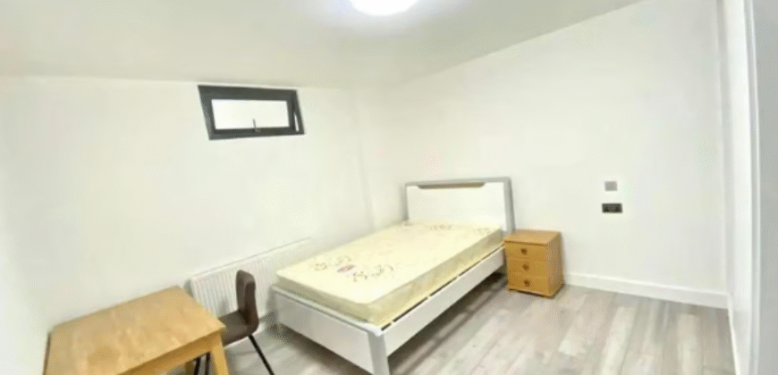 🏡 Spacious Double Room Available in 5-Bedroom House – With Private Bathroom